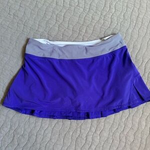 Lululemon tennis skirt gently worn; size 8